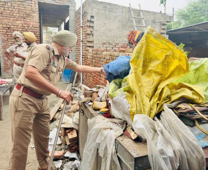ਤੜਕਸਾਰ ਹੀ ਪੁਲਿਸ ਨੇ ਜਿਲ੍ਹੇ ’ਚ ਨਸ਼ਾ ਹੋਟਸਪਾਟ ਇਲਾਕੇ ’ਚ ਚਲਾਇਆ ਸਰਚ ਆਪ੍ਰੇਸ਼ਨ