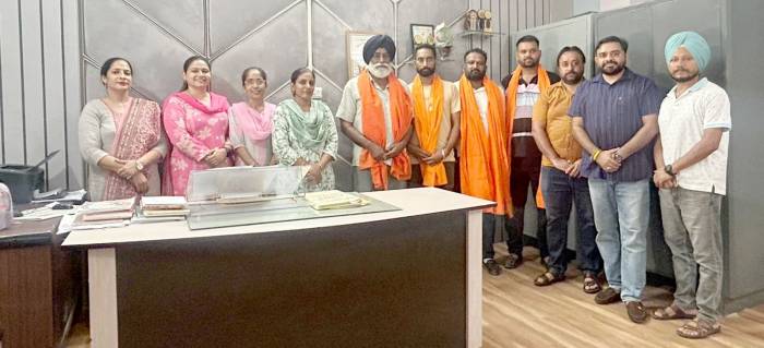 ਸਰਕਾਰੀ ਹਾਈ ਸਕੂਲ ਸਸਕੌਰ ਨੂੰ ਕੀਤੇ ਗਏ ਪੱਖੇ ਦਾਨ : 