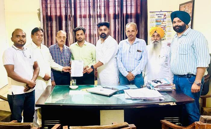 ਲੈਂਡ ਪੂਲਿੰਗ ਨੀਤੀ ਨੂੰ ਰੱਦ ਕਰਨ ਦੀ ਮੰਗ ਕਰਦਿਆਂ ਭਾਜਪਾ ਆਗੂਆਂ ਨੇ ਦਿੱਤਾ ਤਹਿਸੀਲਦਾਰ ਕਪੂਰਥਲਾ ਨੂੰ ਮੰਗ ਪੱਤਰ 