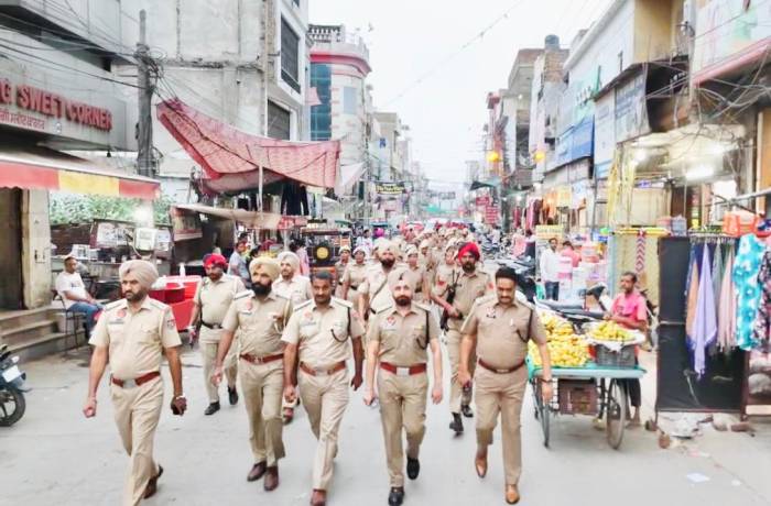 ਲੋਕਾਂ ’ਚ ਸੁਰੱਖਿਆ ਦੀ ਭਾਵਨਾ ਪੈਦਾ ਕਰਨ ਲਈ ਪੁਲਿਸ ਵਲੋਂ ਕੱਢਿਆ ਗਿਆ ਫਲੈਗ ਮਾਰਚ