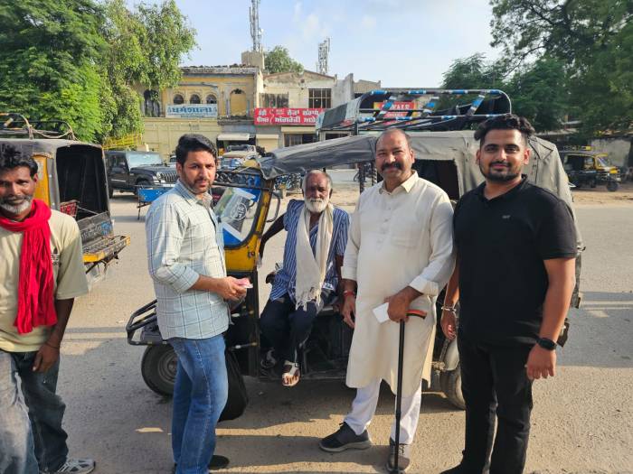 ਗਰਮੀ ਦੇ ਮੌਸਮ ਨੂੰ ਦੇਖਦਿਆ ਰੋਟਰੀ ਕਲੱਬ ਦੇ ਆਹੁਦੇਦਾਰਾਂ ਨੇ ਰੇਲਵੇ ਸਟੇਸ਼ਨ ਲੋੜਵੰਦਾਂ ਨੂੰ ਇੰਸੂਲੇਟਿਡ ਪਾਣੀ ਦੀਆਂ ਬੋਤਲਾਂ ਵੰਡੀਆਂ