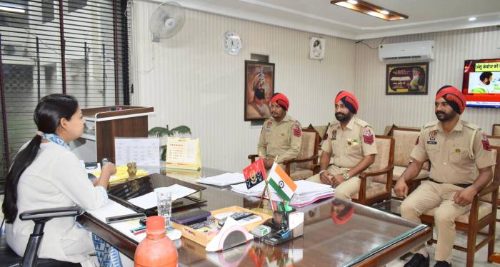 ਐਸ.ਐਸ.ਪੀ. ਵੱਲੋਂ ਸ਼ਾਨਦਾਰ ਡਿਊਟੀਆਂ ਨਿਭਾਉਣ ਵਾਲੇ ਪੁਲਿਸ ਕਰਮਚਾਰੀ ਡੀ.ਜੀ.ਪੀ. ਡਿਸਕਾਂ ਨਾਲ ਸਨਮਾਨਤ