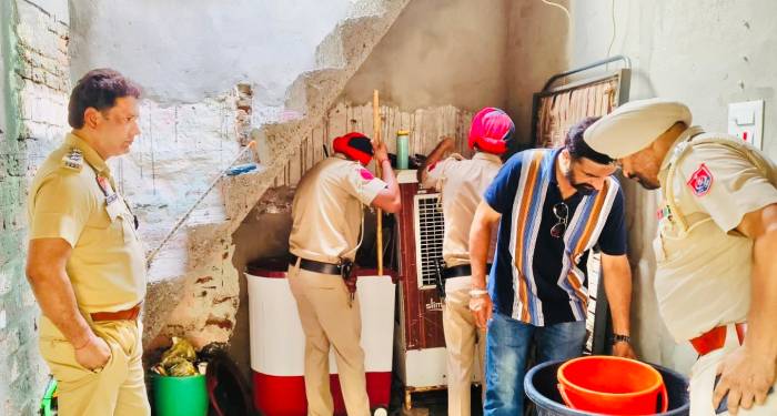 ਪੁਲਿਸ ਵੱਲੋਂ ਤੜਕਸਾਰ ਜਿਲ੍ਹੇ ਅੰਦਰ ਨਸ਼ਾ ਤਸਕਰਾਂ ਦੇ ਸ਼ੱਕੀ ਟਿਕਾਣਿਆ ਦੀ ਸਰਚ