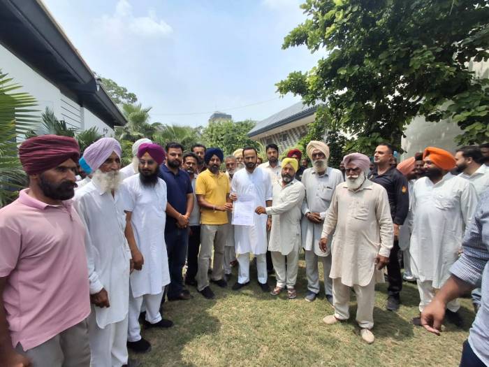 ਬਰਨਾਲਾ ਵਿੱਚ ਲੈਂਡ ਪੂਲਿੰਗ ਨੀਤੀ ਦੇ ਅਧੀਨ ਆਉਂਦੀ 317 ਏਕੜ ਜ਼ਮੀਨ ਨੂੰ ਲੈ ਕੇ ਕਿਸਾਨਾਂ ਦਾ ਵਫ਼ਦ ਸੰਸਦ ਗੁਰਮੀਤ ਸਿੰਘ ਮੀਤ ਹੇਅਰ ਨੂੰ ਮਿਲਿਆ