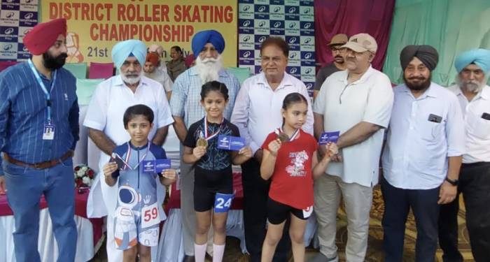 ਵਿਧਾਇਕ ਦੇਵ ਮਾਨ ਦੇ ਭਤੀਜਾ ਤੇ ਭਤੀਜੀ ਨੇ 35ਵੀਂ ਜ਼ਿਲ੍ਹਾ ਪੱਧਰੀ ਰੋਲਰ ਸਕੇਟਿੰਗ ਚੈਂਪੀਅਨਸ਼ਿਪ ਵਿੱਚ ਜਿੱਤੇ ਕਾਂਸ਼ੀ ਦੇ ਤਗਮੇ