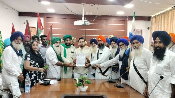 ਕਿਸਾਨ ਵਫ਼ਦ ਨੇ ਲੈਂਡ ਪੁਲਿੰਗ ਪਾਲਸੀ ਨੂੰ ਰੱਦ ਕਰਵਾਉਣ ਲਈ ਡੀ ਸੀ ਮੋਗਾ ਨੂੰ ਦਿੱਤਾ ਮੰਗ ਪੱਤਰ  