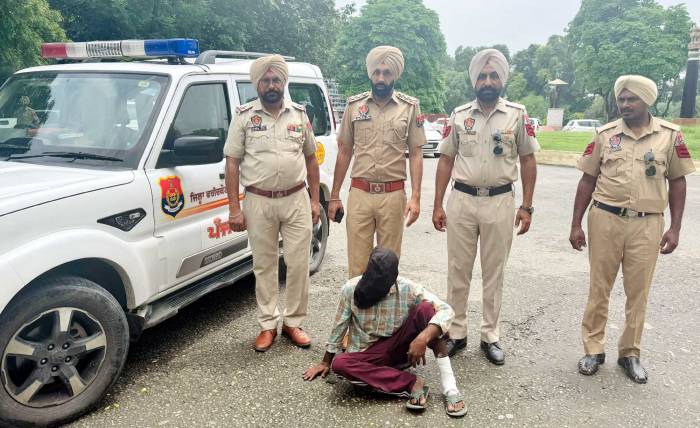 ਦਿਨ ਦਿਹਾੜੇ ਔਰਤ ਕੋਲੋਂ ਪਰਸ ਖੋਹਣ ਦੀ ਕੌਸ਼ਿਸ਼ ਕਰਨ ਵਾਲਾ ਚੜਿਆ ਪੁਲਿਸ ਅੜਿੱਕੇ, ਦੂਜੇ ਦੀ ਭਾਲ ਜਾਰੀ