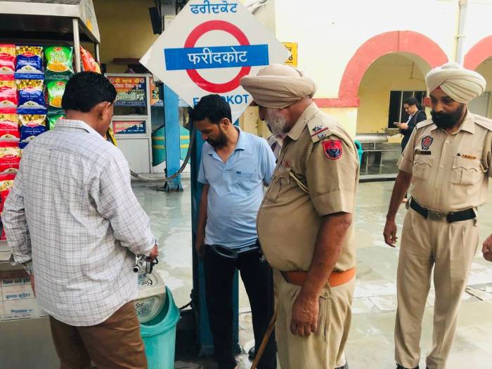 ਪੁਲਿਸ ਦੀਆਂ ਐਟੀ-ਸਾਬੋਟੇਜ ਅਤੇ ਡੌਗ ਸਕਾਡ ਟੀਮਾਂ ਵੱਲੋਂ ਜਿਲ੍ਹੇ ਦੇ ਰੇਲਵੇ ਸਟੇਸ਼ਨਾ ’ਤੇ ਚੈਕਿੰਗ