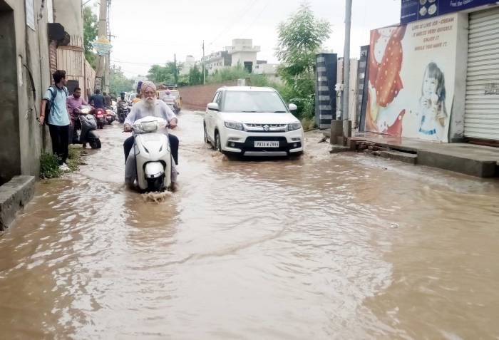 ਬਾਰਿਸ਼ ਦੇ 24 ਘੰਟਿਆਂ ਬਾਅਦ ਵੀ ਕੋਟਕਪੂਰਾ ਦੇ ਜਿਆਦਾਤਰ ਇਲਾਕਿਆਂ ’ਚ ਭਰਿਆ ਪਾਣੀ