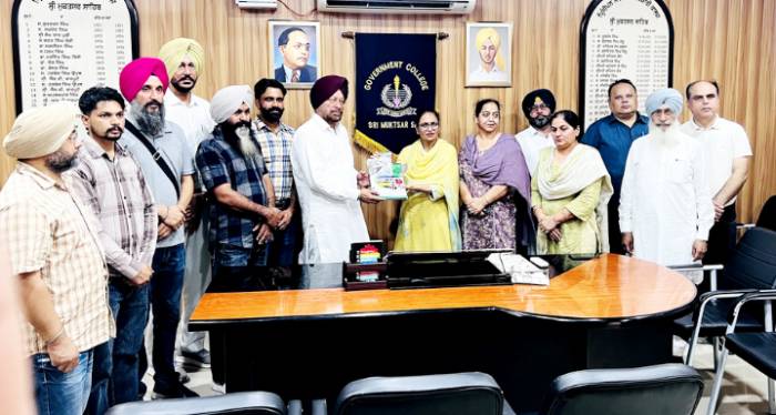ਸਰਕਾਰੀ ਕਾਲਜ ਦਾ ਪ੍ਰਾਸਪੈਕਟਸ ਵਿਧਾਇਕ ਜਗਦੀਪ ਸਿੰਘ ਕਾਕਾ ਬਰਾੜ ਵੱਲੋਂ ਜਾਰੀ