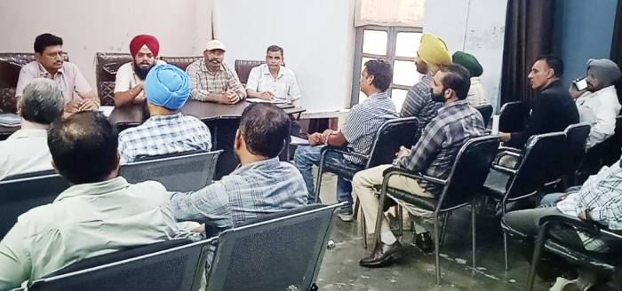 ਡੇਂਗੂ, ਮਲੇਰੀਆ ਅਤੇ ਗਰਮੀ ਰੁੱਤ ਦੀਆਂ ਬੀਮਾਰੀਆਂ ਦੀ ਰੋਕਥਾਮ ਲਈ ਸਿਹਤ ਸਟਾਫ ਦੀ ਕੀਤੀ ਗਈ ਮੀਟਿੰਗ