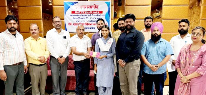 ਮੈਰਿਟ ’ਚ ਸਥਾਨ ਹਾਸਿਲ ਕਰਨ ਵਾਲੇ ਵਿਦਿਆਰਥੀਆਂ ਦਾ ਹੋਇਆ ਸਨਮਾਨ