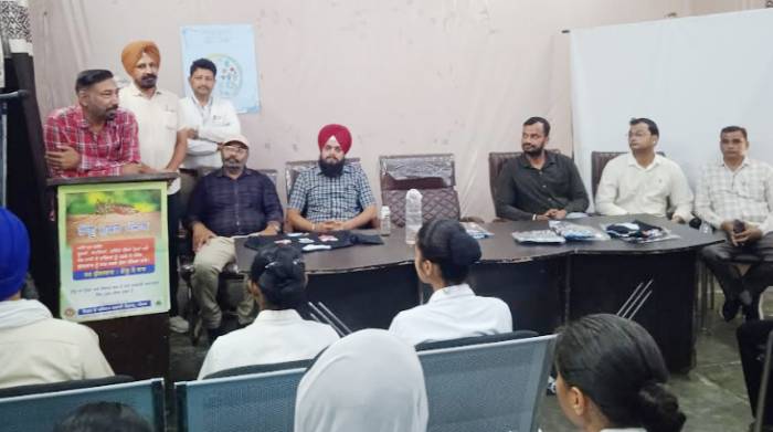 ਸ਼ਹਿਰ ਵਿਚ ਡੇਂਗੂ ਵਿਰੋਧੀ ਕੰਮ ਕਰ ਰਹੀਆਂ ਟੀਮਾਂ ਦੇ ਮੈਂਬਰਾਂ ਨੂੰ ਦਿੱਤੀਆਂ ਗਈਆਂ ਪ੍ਰਿੰਟਿਡ ਟੀ-ਸ਼ਰਟਾਂ: