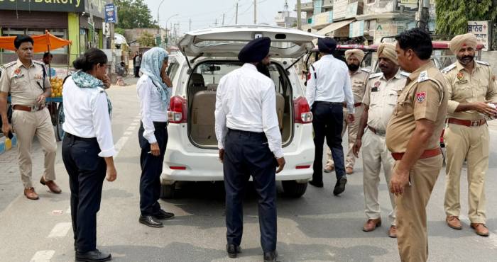 ਟਰੈਫਿਕ ਨਾਕਾਬੰਦੀ ਰਾਹੀਂ ਸ਼ੱਕੀ ਵਿਅਕਤੀਆਂ ਅਤੇ ਵਾਹਨਾਂ ਦੀ ਕੀਤੀ ਚੈੱਕਿੰਗ