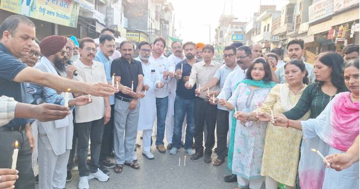 ਵੱਖ-ਵੱਖ ਸੰਸਥਾਵਾਂ ਨੇ ਕੈਂਡਲ ਮਾਰਚ ਰਾਹੀਂ ਦੁਸ਼ਕਰਮ ਦਾ ਸ਼ਿਕਾਰ ਹੋਈ ਬੱਚੀ ਨੂੰ ਦਿੱਤੀ ਸ਼ਰਧਾਂਜਲੀ