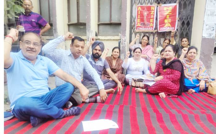 ਬੀਮਾਂ ਕਰਮਚਾਰੀਆਂ ਨੇ ਕੀਤਾ ਦੇਸ਼ ਵਿਆਪੀ ਹੜ੍ਹਤਾਲ ਦਾ ਸਮੱਰਥਨ