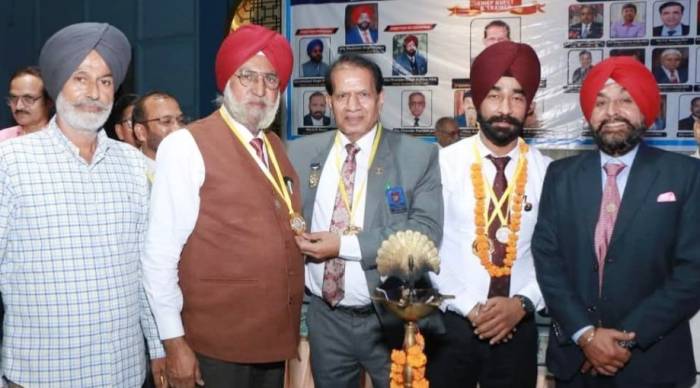 ਅਲਾਇੰਸ ਕਲੱਬ ਇੰਟਰਨੈਸ਼ਨਲ ਜ਼ਿਲਾ 111 ਦੀ ਕੇਬਿਨੰਟ ਮੀਟਿੰਗ ਦੋਰਾਣ ਐਲੀ ਰੱਖਰਾ ਦਾ ਕੀਤਾ ਸਨਮਾਨ