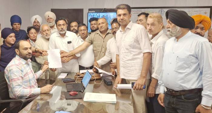 ਵੜਿੰਗ ਟੋਲ ਪਲਾਜਾ ਬੰਦ ਕਰਾਉਣ ਦੀ ਮੰਗ ਨੂੰ ਲੈ ਕੇ ਸ਼ਹਿਰਵਾਸੀਆਂ ਨੇ ਏਡੀਸੀ ਨੂੰ ਸੌਂਪਿਆ ਮੰਗ ਪੱਤਰ