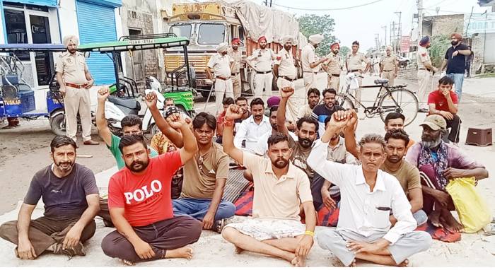 ਜਲਾਲਾਬਾਦ ਰੋਡ ਦੀ ਖਸਤਾ ਹਾਲਤ ਤੋਂ ਭੜਕੇ ਲੋਕਾਂ ਨੇ ਲਾਇਆ ਤਿੰਨ ਘੰਟੇ ਧਰਨਾ