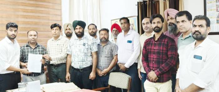 ਡੀ ਟੀ ਐੱਫ ਵੱਲੋਂ 5178 ਅਧਿਆਪਕਾਂ ਦੇ ਬਕਾਏ ਜਾਰੀ ਕਰਵਾਉਣ ਲਈ ਮੁੱਖ ਮੰਤਰੀ ਦੇ ਨਾਂ ਸਹਾਇਕ ਕਮਿਸ਼ਨਰ ਨੂੰ ਦਿੱਤਾ ਗਿਆ ਰੋਸ ਪੱਤਰ