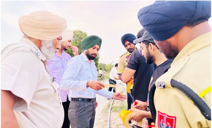 ਜੁੜਵਾਂ ਨਹਿਰਾਂ ਦੇ ਪੁਲਾਂ ਦੀ ਰੇÇਲੰਗ ’ਤੇ ਲਗਾਈਆਂ ਰਿਫਲੈਕਟਰ ਟੇਪਾਂ