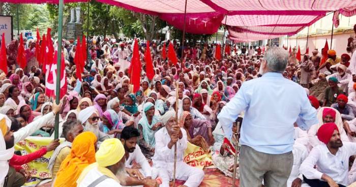 ਨਰੇਗਾ ਰੁਜਗਾਰ ਪ੍ਰਾਪਤ ਮਜ਼ਦੂਰ ਯੂਨੀਅਨ ਡੀਸੀ ਦਫ਼ਤਰ ਮੂਹਰੇ ਲਾਇਆ ਧਰਨਾ