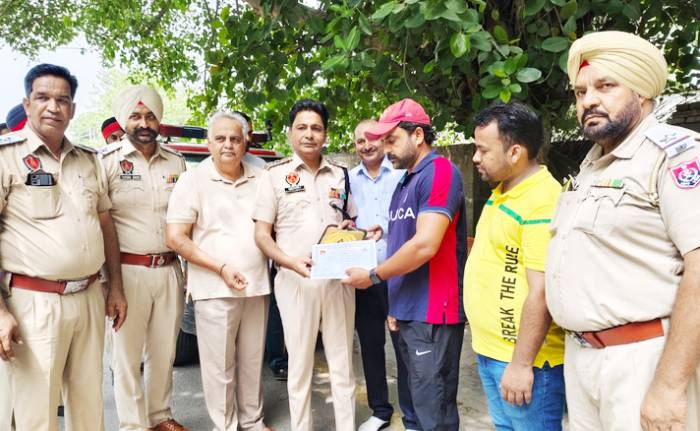 ਅਗਰਵਾਲ ਸਭਾ ਰਜ਼ਿ: ਸ੍ਰੀ ਮੁਕਤਸਰ ਸਾਹਿਬ ਨੇ ਟਰੈਫਿਕ ਨਿਯਮਾਂ ਦੀ ਪਾਲਣਾ ਕਰਨ ਵਾਲੇ ਲੋਕਾਂ ਨੂੰ ਕੀਤਾ ਸਨਮਾਨਿਤ