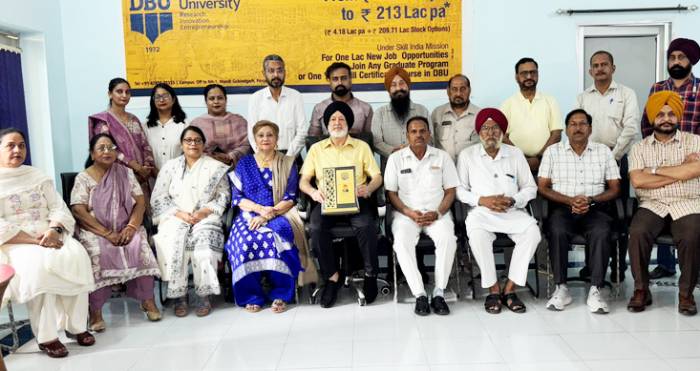 ਸਮਾਜਿਕ ਸੇਵਾ ਤੇ ਵਾਤਾਵਰਣ ਸੰਭਾਲ ‘ਚ ਯੋਗਦਾਨ ਪਾਉਣ ਵਾਲੇ ਯੂਨੀਵਰਸਿਟੀ ਦੇ ਚਾਂਸਲਰ ਤੇ ਪ੍ਰੋ: ਚਾਂਸਲਰ ਨੂੰ ਕੀਤਾ ਗਿਆ ਸਨਮਾਨਿਤ