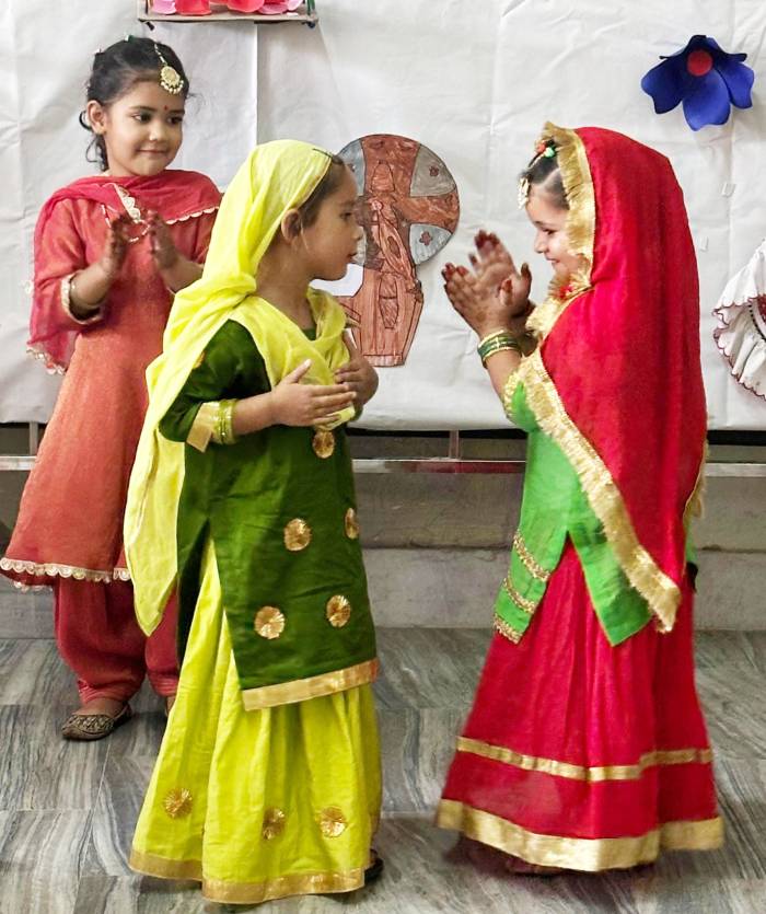 ‘ਦਾ ਗਲੈਡੀਓਲਸ ਸਕੂਲ’ ਵਿੱਚ ਮਨਾਈਆ ਗਈਆਂ ‘ਧੀਆਂ ਦੀਆਂ ਤੀਆਂ’