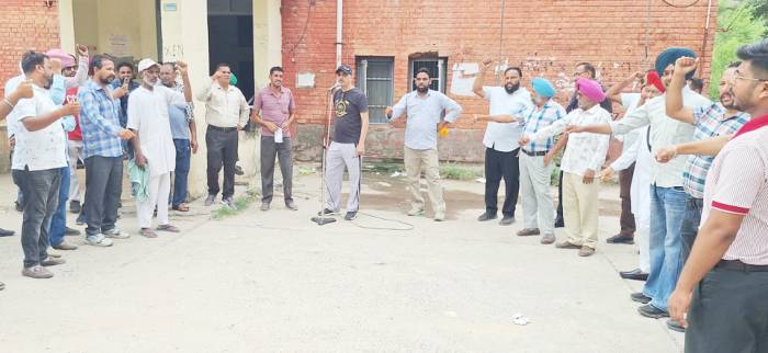 ਐਕਸੀਅਨ ਦੇ ਅੜ•ੀਅਲ ਰਵੱਈਏ ਖਿਲਾਫ਼ ਫਿਰ ਹੋਈ ਵਿਸ਼ਾਲ ਗੇਟ ਰੈਲੀ