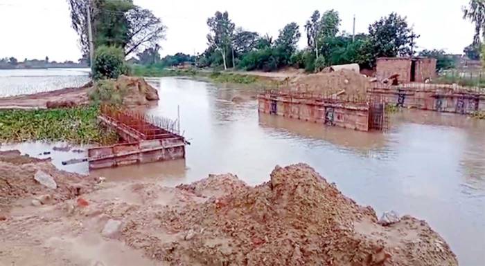 ਕਸਬਾ ਸਾਦਿਕ ਨੇੜਲੇ ਪਿੰਡੀ ਬਲੋਚਾਂ ਦੇ ਸੇਮ ਨਾਲੇ ਦਾ ਪੁਲ ਬੰਦ, ਪਿੰਡਾਂ ਦਾ ਸੰਪਰਕ ਟੁੱਟਿਆ