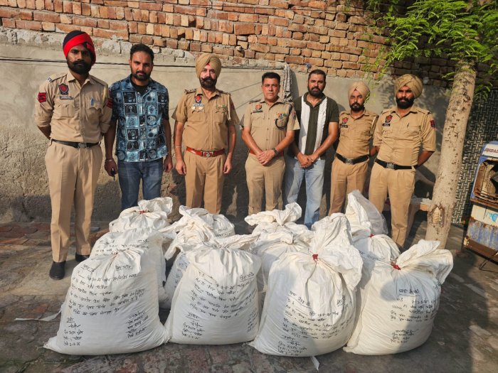 2 ਕੁਇੰਟਲ 40 ਕਿੱਲੋ ਭੁੱਕੀ ਡੋਡੇ ਪੋਸਤ ਬਰਾਮਦ।