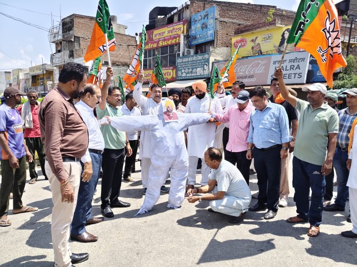 ਭਾਜਪਾ ਵਰਕਰਾਂ ਨੂੰ ਕੇਂਦਰ ਦੀਆਂ ਲੋਕ ਭਲਾਈ ਸਕੀਮਾਂ ਦੱਸਣ ਤੇ ਰੋਕਣ ਕਾਰਨ ਭਾਜਪਾ ਵਰਕਰਾਂ ਵਿੱਚ ਰੋਸ