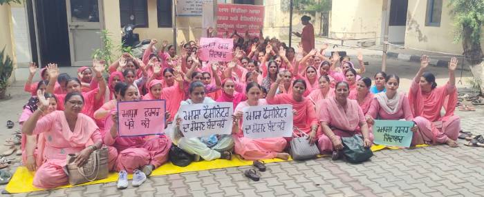 ਆਸ਼ਾ ਵਰਕਰਾਂ ਵੱਲੋਂ ਆਪਣੀਆਂ ਮੰਗਾਂ ਨੂੰ ਲੈ ਕੇ ਚੌਥੇ ਦਿਨ ਐਸਐਮਓ ਦਫਤਰ ਅੱਗੇ ਰੋਸ ਪ੍ਰਦਰਸ਼ਨ
