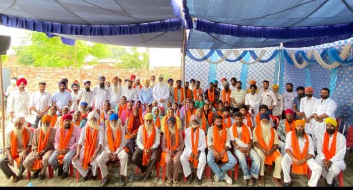 ਪਿੰਡ ਭੋਈਆਂ ਤੋਂ ਦਰਜਨਾਂ ਪਰਿਵਾਰ ਆਪੋ ਆਪਣੀਆ ਪਾਰਟੀਆਂ ਛੱਡ ਕੇ ਸਾਬਕਾ ਵਿਧਾਇਕ ਸਿੱਕੀ ਦੀ ਅਗਵਾਈ ਹੇਠ ਕਾਂਗਰਸ ਪਾਰਟੀ ‘ਚ ਹੋਏ ਸ਼ਾਮਿਲ।