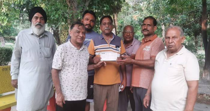 ਪਾਰਕ ਵਿਖੇ ਔਰਤਾਂ ਦੇ ਬੈਠਣ ਲਈ ਸੀਮਿੰਟ ਦੇ ਬੈਂਚ ਅਤੇ ਪੱਖੇ ਭੇਂਟ ਕੀਤੇ