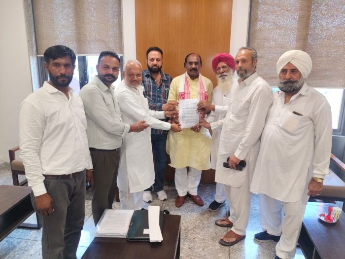 ਰਾਸ਼ਟਰੀ ਪ੍ਰਧਾਨ ਲਾਲ ਸਿੰਘ ਆਰੀਆਂ ਨੂੰ ਰਾਏ ਸਿੱਖ ਸਮਾਜ ਸੁਧਾਰ ਸਭਾ ਦਾ ਮਿਲਿਆਂ ਵਫ਼ਦ ਦਿੱਤਾ ਮੰਗ ਪੱਤਰ 