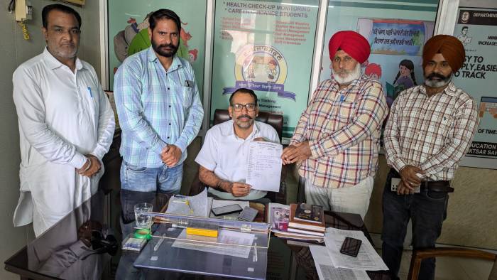 ਗੌਰਮਿੰਟ ਟੀਚਰਜ਼ ਯੂਨੀਅਨ ਵਿਗਿਆਨਕ ਦਾ ਵੱਫ਼ਦ ਜ਼ਿਲ੍ਹਾ ਸਿੱਖਿਆ ਅਫ਼ਸਰ ਨੂੰ ਮਿਲਿਆ 
