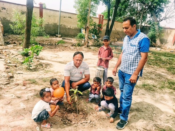 ਸਰਕਾਰੀ ਪ੍ਰਾਇਮਰੀ ਸਕੂਲ ਢਾਣੀ ਚਿਰਾਗ ‘ਚ “ਇੱਕ ਮਾਂ ਇੱਕ ਪੇੜ” ਦੇ ਨਾਂ ‘ਤੇ ਲਗਾਏ ਗਏ ਪੌਦੇ