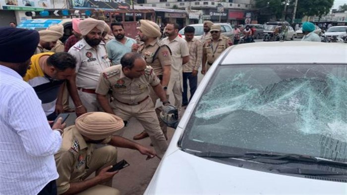 ਫਰੀਦਕੋਟ ‘ਚ ਦਿਨ ਦਿਹਾੜੇ ਦੋ ਧਿਰਾਂ ਵਿਚਾਲੇ ਚੱਲੀਆਂ ਤਾਬੜਤੋੜ ਗੋਲ਼ੀਆਂ, ਕਾਰ ਦੀ ਬੁਰੀ ਤਰ੍ਹਾਂ ਭੰਨੀ