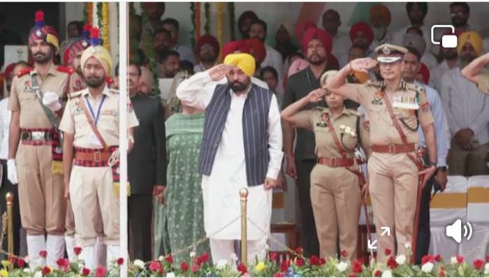 CM ਮਾਨ ਨੇ ਫਰੀਦਕੋਟ ‘ਚ ਲਹਿਰਾਇਆ ਝੰਡਾ, ਟਿੱਲਾ ਬਾਬਾ ਫਰੀਦ ਜੀ ਨੂੰ ਨਮਨ ਕਰਦਿਆਂ ਕਿਹਾ- ਇਹ ਆਜ਼ਾਦੀ ਸਾਨੂੰ ਬਹੁਤ ਮਹਿੰਗੀ ਮਿਲੀ