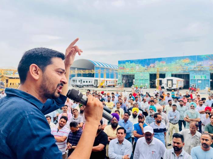 ਆਰ ਸੀ ਐਫ ਇੰਪਲਾਈਜ ਯੂਨੀਅਨ ਦਾ ਜਨ ਜਾਗਰੂਕਤਾ ਅਭਿਆਨ: ਦੂਜਾ ਪੜਾਅ ਫਰਨੀਸ਼ਿੰਗ ਸ਼ਾਪ ਵਿੱਚ ਸੰਪੰਨ