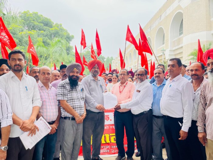 ਆਰ ਸੀ ਐਫ ਕਰਮਚਾਰੀ ਯੂਨੀਅਨ ਦਾ ਵਿਸ਼ਾਲ ਰੋਸ਼ ਪ੍ਰਦਰਸ਼ਨ 