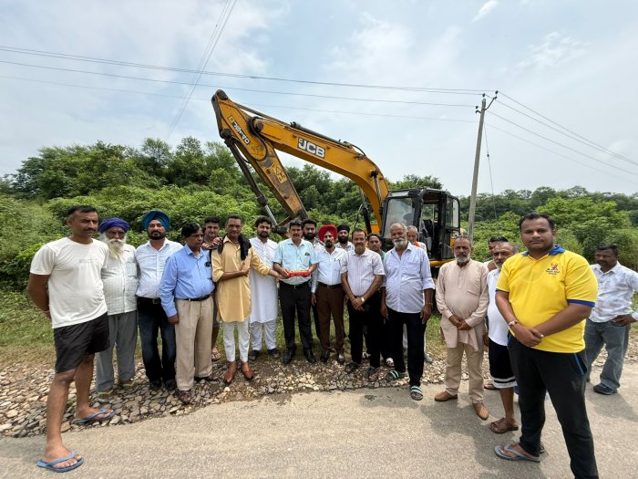 ਪਿੰਡ ਬਾਸ ਵਿੱਚ ਡੰਗਾ ਲਗਾਉਣ ਦਾ ਕੰਮ ਸੁਰੂ, ਬਰਸਾਤਾ ਦੌਰਾਨ ਸੰਭਾਵੀ ਹੜ੍ਹਾਂ ਦੀ ਸਥਿਤੀ ਤੋ ਨਜਿੱਠਣ ਲਈ ਕੈਬਨਿਟ ਮੰਤਰੀ ਹਰਜੋਤ ਬੈਂਸ ਨੇ ਕੀਤਾ ਉਪਰਾਲਾ