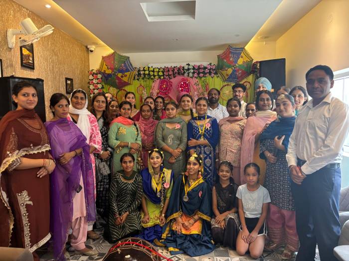 ਖੂਬ ਰੌਣਕਾਂ ਲੱਗੀਆਂ ਤੀਆਂ ਦਾ ਤਿਉਹਾਰ ਮਨਾਉਣ ਮੌਕੇ