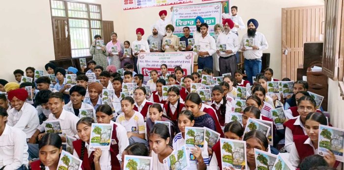 ਜਾਗਰੂਕਤਾ ਵਾਲੀਆਂ ਕਾਪੀਆਂ ਵੰਡਣ ਦਾ ਸਿਲਸਿਲਾ ਜਾਰੀ
