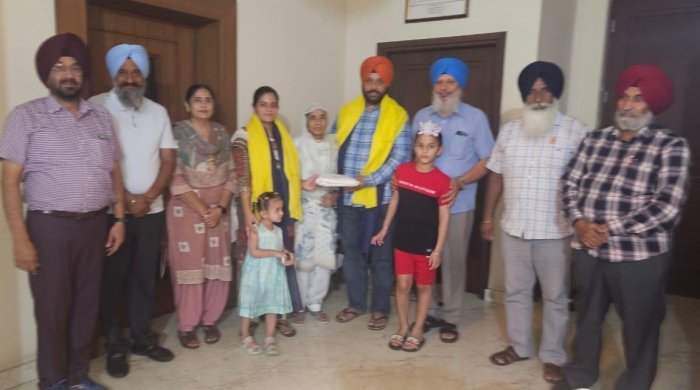 ਅੱਖਰ ਮੰਚ ਕਪੂਰਥਲਾ ਵੱਲੋਂ ਡਾਕਟਰ ਨਵਨੀਤ ਕੌਰ ਔਜਲਾ ਤੇ ਡਾਕਟਰ ਗਗਨਗੀਤ ਸਿੰਘ ਔਜਲਾ ਦਾ ਉਚੇਰੀਆਂ ਪ੍ਰਾਪਤੀਆਂ ਲਈ ਵਿਸ਼ੇਸ਼ ਸਨਮਾਨ 