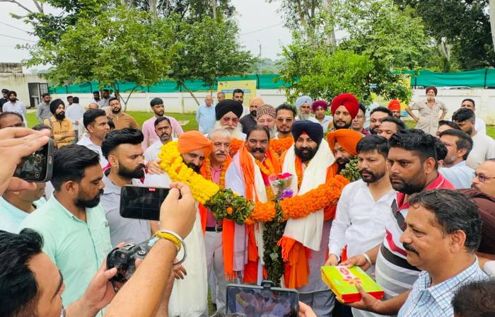 ਦਲਿਤ ਵਿਕਾਸ ਬੋਰਡ ਦਾ ਮੈਂਬਰ ਬਣਨ ਤੇ ਦਲੀਪ ਹੰਸ ਤੇ ਸਾਥੀਆਂ ਵੱਲੋਂ ਕੈਬਨਿਟ ਮੰਤਰੀ ਹਰਜੋਤ ਬੈਂਸ ਦਾ ਕੀਤਾ ਧੰਨਵਾਦ