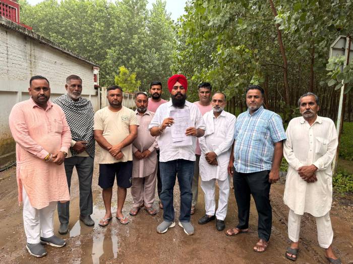 ਸਾਬਕਾ ਵਿਧਾਇਕ ਅਮਰਜੀਤ ਸਿੰਘ ਸੰਦੋਆ ਨੇ ਟੁੱਟ ਚੁੱਕੀਆਂ ਸੜਕਾਂ  ਦਾ ਚੁਕਿਆ ਮੁੱਦਾ 