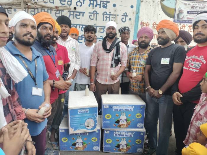 ਬਾਬਾ ਨੰਦ ਸਿੰਘ ਜੀ ਦੀ ਬਰਸੀ ਸਮਾਗਮ ਮੌਕੇ ਸੰਗਤਾਂ ਲਈ ਠੰਢੇ ਖਸ ਖਸ ਵਾਲੇ ਦੁੱਧ ਦੀਆਂ ਬੋਤਲਾਂ ਦਾ ਫ੍ਰੀ ਲੰਗਰ ਲਗਾਇਆ